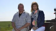 Sandra Eckardt (l.) trifft auf ihrer Suche nach Andrea's Schwester Nicole auf Herrn Ingwersen vom Ponyhof Langenhorn.