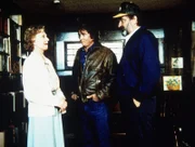 Jonathan (Michael Landon, M.) und Mark (Victor French, r.) besuchen Harveys Nachbarin Mildred (Louise Latham, l.), die sich von ihm ausgenutzt fühlt.