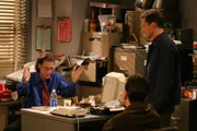 Charlie (Charlie Sheen, M.) und Alan (Jon Cryer, r.) sind von Stans (Richard Lewis, l.) Verhalten geschockt ...