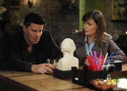 Dr. Brennan (Emily Deschanel, r.); Booth (David Boreanaz, l.)