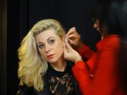 Tageskandidatin Elena (l.)