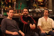 (v.l.n.r.) Dennis Reynolds (Glenn Howerton); Charlie Kelly (Charlie Day); Mac (Rob McElhenney)