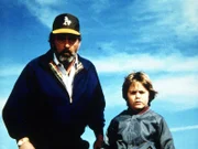 Mark (Victor French, l.) geht mit dem kleinen Adam (Jerry Supiran, r.) auf Entdeckungsreise.