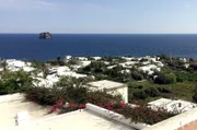 Blick über ein Dorf auf der italienischen Insel Stromboli, welche zum Archipel der Liparischen Inseln gehört
