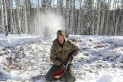 Alex Javor sammelt und schaufelt Schnee (National Geographic/Mike Fennell)