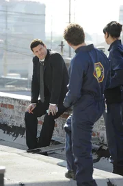 Booth (David Boreanaz, l.) und das Jeffersonian Team ermitteln.