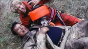 Kommissar Schuster (Klaus Wennemann, unten) und der Sanitäter Peter Berger (Serge Falck) versuchen sich vor der Explosion zu schützen.