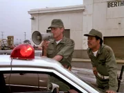 Col. Decker (Lance LeGault, li.) und Capt. Crane (Carl Franklin, re.) haben mit ihren Leuten das Gebäude umstellt, in dem sie das A-Team vermuten...