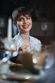 Nicky (Sami Gayle) freut sich über das gemeinsame Essen mit der Familie ...
