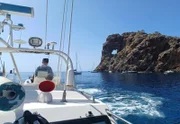 Ein Patrouillenboot der Guardia Civil fährt zwischen Freizeitbooten auf Mallorca, Balearen. Spanien. (National Geographic/Jose Antonio Gavilán Tobal)