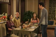 Wird das bevorstehende Thanksgivings-Fest friedlich enden? Mickey (Chris Elliott, 2.v.l.), Ted (Josh Radnor, r.), Robin (Cobie Smulders, l.) und Lily (Alyson Hannigan, 2.v.r.) ...