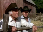 Bus Carter (Morgan Woodward, li.) und sein Helfer Stryker (Mills Watson, re.) treiben die Mustangs zusammen und verkaufen die Wildpferde...