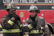 Chief Wallace Boden (Eamonn Walker, l.), Kelly Severide (Taylor Kinney) +++ Die Verwendung des sendungsbezogenen Materials ist nur mit dem Hinweis und Verlinkung auf RTL+ gestattet.