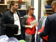 Tageskandidatin Teresa und ihr Ehemann Dirk (l.) auf Shoppingtour in Dresden.