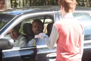 Noch sind die Polizisten (v.l.n.r.: Theodore Folsome, Arnell Powell) skeptisch, als Chip (Thomas Barbusca, r.) ihnen ein Handy übergibt. Was hat es damit nur auf sich?