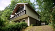 Eric hat ein Schnäppchenhaus für 65.000 Euro gekauft. Im Erdgeschoss soll eine Ferienwohnung entstehen, in das Obergeschoss soll Tochter Valeska mit ihrem Freund Nils einziehen. 35.000 Euro Budget stehen für den Umbau zur Verfügung.