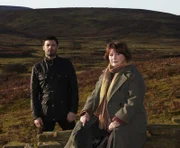 DS Joe Ashworth (David Leon, l.) wird mit einem Teil seiner Vergangenheit konfrontiert, den er lieber vergessen möchte. Im Bild mit DCI Vera Stanhope (Brenda Blethyn, r.).