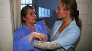 Bei einem handgreiflichen Streit mit der Drogendealerin Dagmar (Kristiane Kupfer, re.) stürzt Uschi (Barbara Freier) unglücklich auf den Kopf und verliert das Gedächnis.
