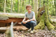 Hier soll irgendwann wieder ein Urwald entstehen: Lena Ganschow auf Spurensuche im Naturwaldreservat Damm in Niederbayern.