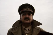 Major Akbar Khan (gespielt von Jack Gill) ist in einer Nahaufnahme in einer historischen Szene aus dem Zweiten Weltkrieg für "Erased" zu sehen: WW2's Heroes of Color". Major Akbar Khan war der ranghöchste Inder in der britischen Armee während des Zweiten Weltkriegs und Mitglied der Force K6, einem wenig bekannten indischen Regiment von Maultiertreibern. Inmitten des Chaos von Dünkirchen und der vorrückenden deutschen Armee kämpfte das indische Regiment für den Sieg und die Unabhängigkeit.