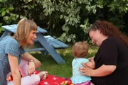 Sandra Eckardt (l.) mit Daniels Lebensgefährtin Katja und deren Tochter Katharina.
