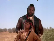 Shelly (Philip Gordon, vorn) hat das A-Team mit Pfeilen beschossen. B.A. (Mr. T, oben) stellt den kleinen Angreifer...