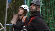 Geschäftsführerin Tanja Larisch mit HSL Solar Mitarbeiter Nikolas auf Dach.