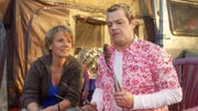 Das Wochenende auf dem Campingplatz fängt für Nikola (Mariele Millowitsch) und Tim (Oliver Reinhard) nicht so gut an: keine Grillkohle, dafür verbrannte Würstchen...