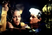 Beim Tauchen sind April (Kelly Packard) und Craig (Parker Stevenson) auf der Flucht vor einem Hai ins Kühlwassersystem eines Kraftwerks geraten.