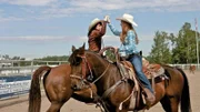 Amy (Amber Marshall, re.) und Kit (Tatiana Maslany) gewinnen den Jackpot beim Team Roping.