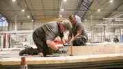 Bien Zenker-Geschäftsführer Marco Hammer (l.) arbeitet undercover, u.a. neben Mitarbeiter Julien (r.), im eigenen Hausbauwerk und auf zahlreichen Baustellen. Wird er den harten Job schaffen?