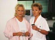 Böse Blicke von Schwester Nikola (Mariele Millowitsch, re.) und Elke (Jenny Elvers). Da kann Dr. Schmidt nicht weit sein...