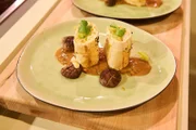 Krosser Strudel mit Spitzkohl, Garnelen, Shiitake und Erdnuss-Sauce 5,87 € Freitag "Gerolltes" 5,99 € von Robin Hergel