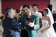 Aladdin (Fahri Ogün Yardim, M.) taucht nach langer Abwesenheit auf der Hochzeit seiner Schwester Sarife (Lilli Hollunder) auf und begrüßt seinen Vater Ahmed (Tayfun Bademsoy, l.)