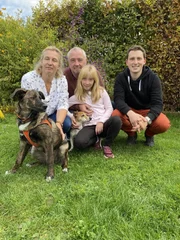 Hund Abbas mit Familie und Hündin Leica und Trainer Marcel Wunderlich