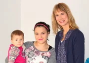 Sandra Eckardt (r.) mit Nadine und deren Tochter Arina. Nadine sucht ihren Vater Helmut, von dem sich Nadines Mutter in Nadines frühester Kindheit getrennt hat.