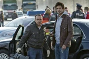 Semir (Erdogan Atalay, l.) und Ben (Tom Beck) haben die flüchtenden Männer nicht erwischt, doch im Kofferaum ihres Wagens entdecken die Kommissare eine Sporttasche voller Bargeld.