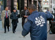 Von links: Detective Lennie Briscoe (Jerry Orbach), Detective Ronnie Shamura (Soomi Kim), Detective Ed Green (Jesse L. Martin), Darsteller nicht zu ermitteln