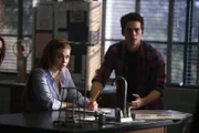 Lydia Martin (Holland Roden, l.) und Stiles Stilinski (Dylan O'Brien)