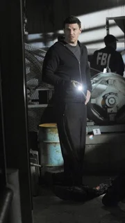 Booth (David Boreanaz) macht es sich zur persönlichen Aufgabe, seinen Ex-Kollegen Broadsky zu stellen - ein Scharfschütze, der glaubt, für Recht und Ordnung sorgen zu müssen.