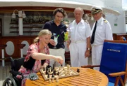 Maja (Eva Habermann) macht ihren nächsten Schachzug, als ihr Mann Bernd mit einer Erfrischung kommt. Dr. Schröder und Kapitän Paulsen kommen dazu und geben Tipps für die Schachpartie. (v.l.n.r.: Alexander Lutz, Horst Naumann, Siegfried Rauch)