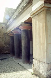 Säulen im Palast von Knossos, Griechenland. Plato beschrieb ein ausgeklügeltes Wassersystem in der Stadt Atlantis.