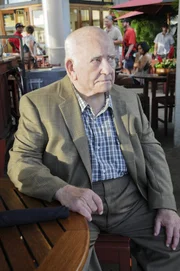 Bei den Ermittlungen in einem neuen Fall wendet sich das Team an August March (Ed Asner), einen ehemaligen Hehler, der erst vor Kurzem seine 30-jährige Gefängnisstrafe abgesessen hat. Doch kann er ihnen weiterhelfen?