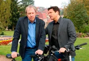 ARD FAMILIE DR. KLEIST, IV. Staffel (13 neue Folgen), Folge 47 "Der Zirkus", am Dienstag (21.12.10) um 20.15 Uhr im Ersten. Johannes (Ulrich Pleitgen, l.) will von Christian (Francis Fulton Smith, r.) wissen, wer sein Herzspender ist.