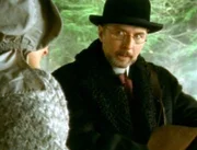 Die beiden Fremden haben Serelda (Brenda McDonald) 900 Dollar hinterlassen, damit sie ihre Schulden bei der Bank zahlen kann. J.T. Burnham (Patrick Keating) staunt nicht schlecht, als die alte Dame ihm so viel Geld gibt...