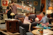 (v.l.n.r.) Kay (Maggie Lawson); Mike (Jason Biggs); Leila (Oakley Bull); Brian (Connor Kalopsis)