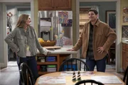 Kay (Maggie Lawson, l.); Mike (Jason Biggs, r.)