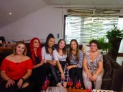V.l.: Davina, Christina, Olivia, Jeana, Kandidatin Girgina mit ihrer Oma Maria