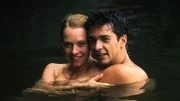 Julian (Andreas Elsholz) und Katja (Astrid Lübbe) gehen gemeinsam schwimmen.