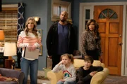 (hinten v.l.n.r.) Kay (Maggie Lawson); Irwin (Finesse Mitchell); Rita (Tisha Campbell); (vorne v.l.n.r.) Leila (Oakley Bull); Marc (Jack Stanton)